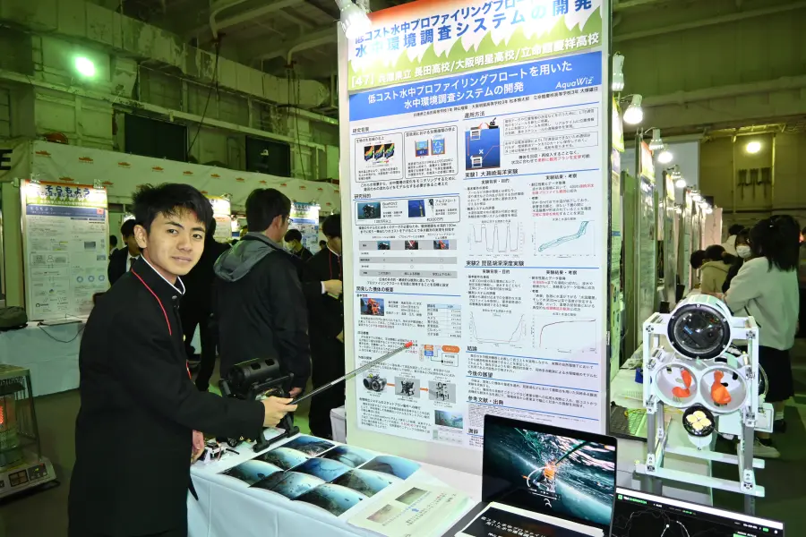 AquaWizのブースでTritonと研究ポスターを展示する様子