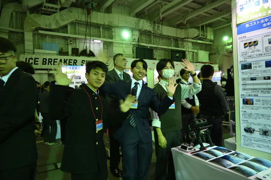 砕氷艦しらせの会場で手を振るAquaWizメンバー